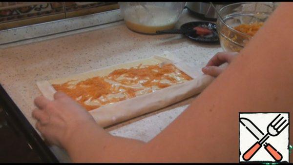 Then carefully wrap the roll. Spread on a baking sheet greased with sunflower oil.