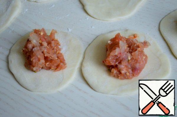 Putting 1 tsp of minced fish on the dough, make dumplings.