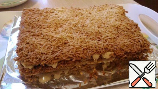 Lubricate the cooled cakes with cream. The top cake can not be greased with oil, if you like crisper cakes.