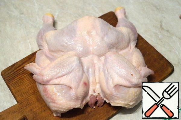 Cut the chicken carcass on the breast or divide into 2 parts: cut the breast and spine, rinse well in cold water.