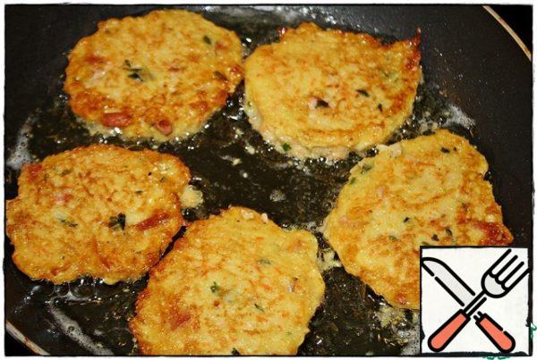 Preheat a frying pan with vegetable oil over medium heat, fry the deruny on both sides until a beautiful, appetizing crust, spread on a paper towel to remove excess oil.