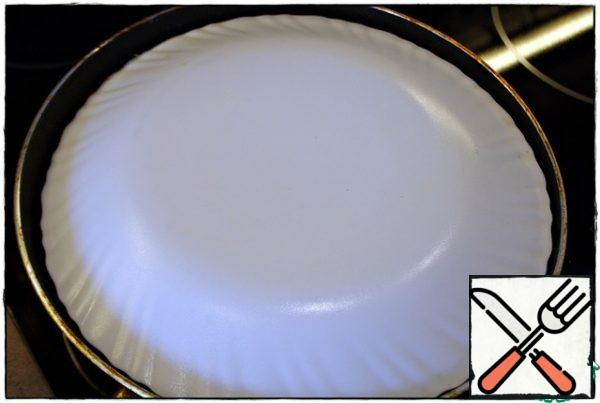Then cover with a plate, turn over and send back to the pan, fry the second side for 5-6 minutes, under the lid.