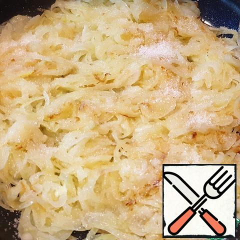 Heat a frying pan, pour in 2 tbsp of vegetable oil and add 10g of butter. Warm up and put the onion. On a high enough heat, turning, fry the onion until Golden. Add sugar and salt and caramelize the onion. Fry for another couple of minutes. Turn off the heating.