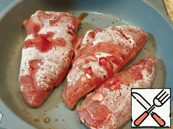 Dry the steaks with a paper towel to remove excess moisture. Mix flour, salt and ground black pepper. Roll the steaks in the flour mixture and shake off the excess. Heat the remaining vegetable oil in a frying pan, add the butter and heat well. Put the steaks in a frying pan. Fry the steaks on each side until golden brown.