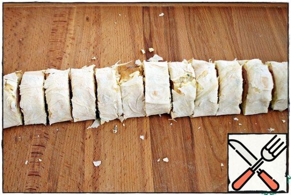 Then we cut our roll into plates about 2.5-3 cm thick. If the pita bread breaks in places, it's not scary, the dough will hold everything together.