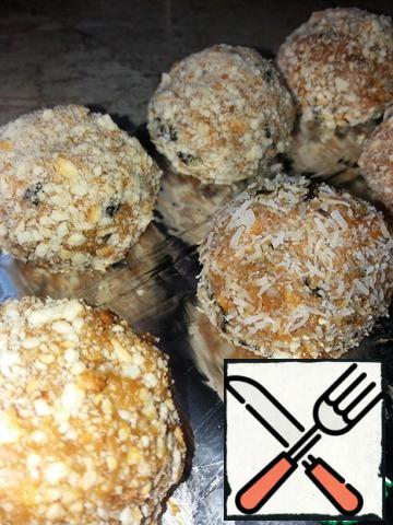 With wet hands (so that the mass does not stick to them), roll balls with a diameter of about 5 cm.Roll them in crumbs or coconut shavings. Comes out 7 pieces.