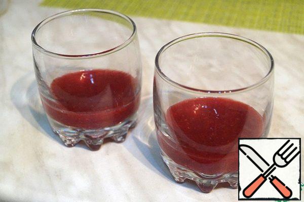 Preheat the gelatin, add it equally to the yogurt and raspberry puree and mix. Pour a layer of red jelly 1 cm thick into the glasses . Cool until solidified.