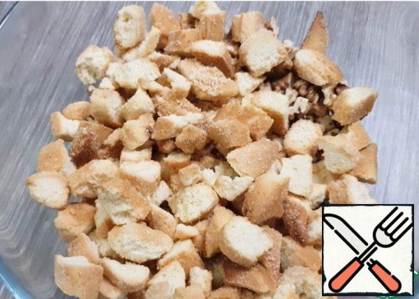 Break the white chocolate and cookies into medium pieces. Chop the nuts. Mix all the ingredients.