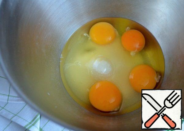In the bowl of the combine, pour sugar, salt, and break the eggs.