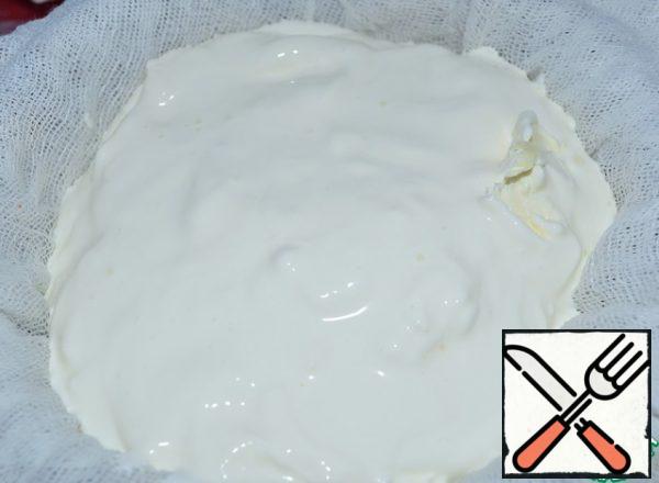 For cream in advance, for 10-12 hours sour cream otsadit.
That is, put it on cheesecloth (4-5 layers) and put it in a sieve with a pallet, put it in the refrigerator.