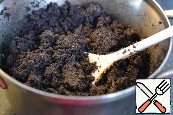 In a separate pan, mix the poppy seeds and sugar.
Add 250ml of boiling water. Put on the fire and, constantly stirring, cook until the sugar is completely dissolved. (3-5 minutes).
Remove from heat.