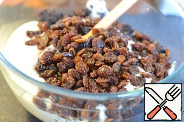 Pour boiling water over the raisins for 10 minutes. Drain the water and add the rum.
Stir.