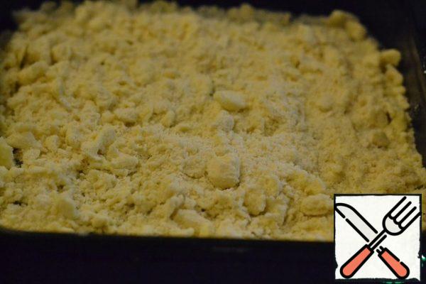 Sprinkle the poppy seed filling with crumbs.
Bake in a preheated 180°C oven for 55-60 minutes.