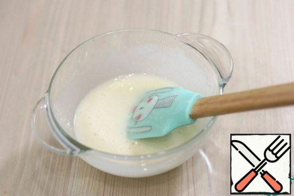 Pour egg white (1 pc.) into a bowl, add powdered sugar. Mix well until the powdered sugar is completely dissolved.
The mixture should have a thick, viscous consistency.