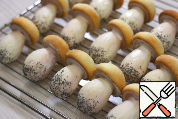 Cover the mushroom legs with the remaining powdered sugar, then sprinkle with poppy seeds.
Leave to dry.