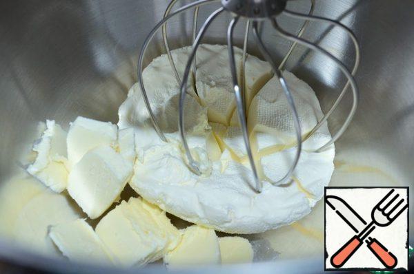Beat the sour cream with soft butter, adding powdered sugar and dry cream.
Cream significantly enriches the taste of the cream.