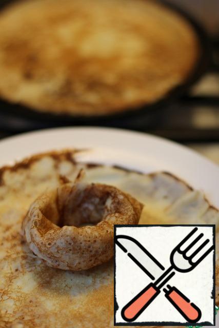The pancake is removed and you can immediately roll it into a roll, and wrap it in a "bagel" then the edges are easier to stick together.
