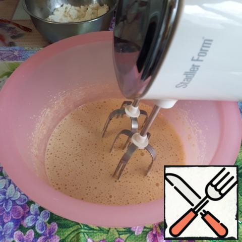 Beat the sugar and eggs with a mixer until the sugar dissolves.