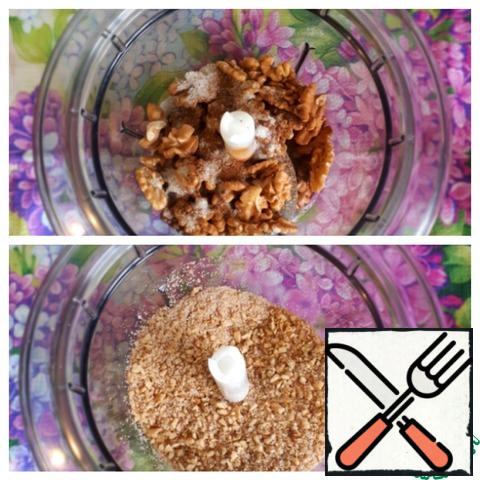 Walnuts, sugar (2 tbsp) and cinnamon to punch in a blender or grinder crumbs.