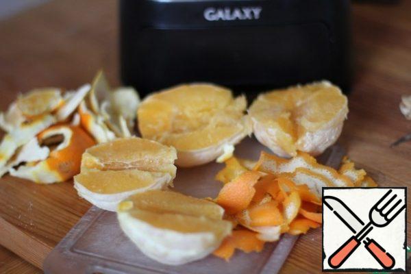 Now let's start with the filling. Remove the zest from one orange. Remove the Mezdra from the oranges and cut out the middle.