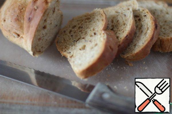 Slice the bread and, if desired, dry it under the grill or in a toaster. Spread the pate and serve to taste.

