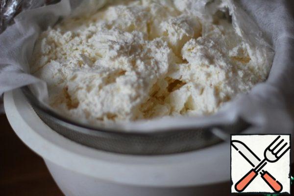 To get the base of the cream, you can buy a ready-made mascarpone cream, or you can freeze sour cream, and the day before get it to defrost on a cloth in a sieve.