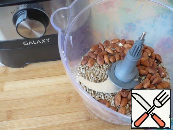 Fry sunflower seeds in a dry pan. Stir regularly to evenly fry and avoid burning. In the oven, fry the almonds at a temperature of 170 degrees for 10-15 minutes. Cool the seeds and almonds. put them in a food processor and chop them.
