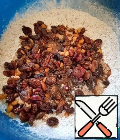 Brew tea in 300 ml. water, after five minutes, strain (or remove the tea bag), pour in dried fruits and leave for 3-10 hours.
Mix the flour with baking powder, baking soda and spices.
Add the dried fruit with all the liquid.