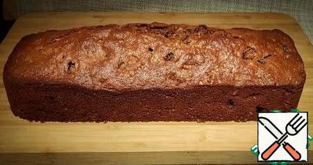 Take the finished cake out of the oven and leave it in the form for 10 minutes, then transfer it to the grill and cool completely.
