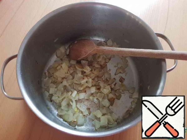 Peel the potatoes and cut them into slices.
Peel and dice the onion.
In a saucepan, heat the vegetable oil, add the onion, and fry until Golden.