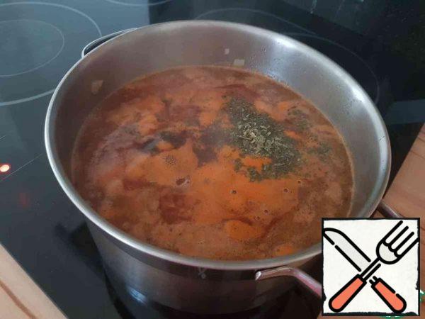 Then pour in the hot broth.
Add salt and pepper and marjoram.
Cover the goulash and cook over a low heat for 20 minutes.
Add the sausages 5 minutes before the end of cooking.At the end, sprinkle with herbs.