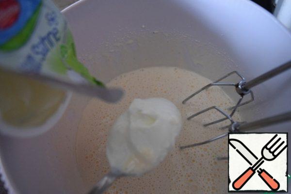Beat the eggs with sugar, salt and vanilla sugar.
Whisk for 5 minutes.