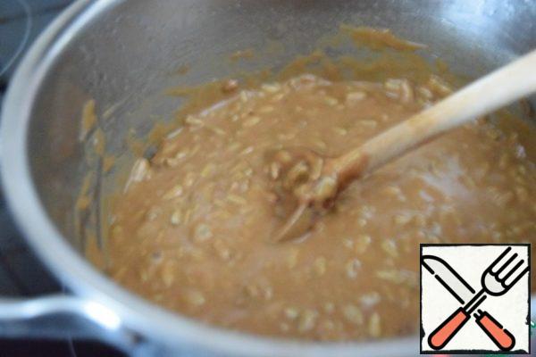 In a frying pan with a thick bottom, cut the butter, add the chopped candies and melt this mixture over low heat.