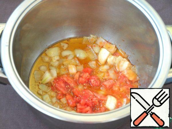 Heat the sunflower oil in a saucepan. Dice onion and tomato, peeled from the skin. First fry a little onion, add tomato to it.