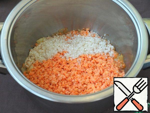 Wash the rice and lentils, add them to the pan and cook a little, so that the cereals are soaked in oil.