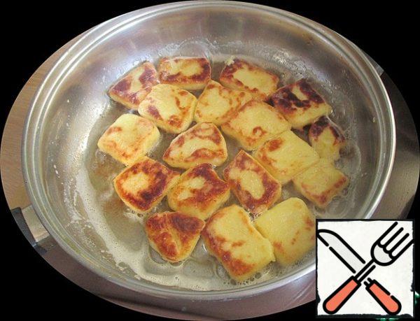 Put a wide saucepan on the fire, pour in a tablespoon of vegetable oil. Take the dumplings out of the freezer and pour them into a preheated pan. Add the butter and fry until Golden, 5-7 minutes. I fried the dumplings in two batches.