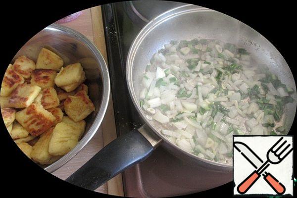 Transfer the fried dumplings to a separate bowl, pour more vegetable oil into the pan, pour out the onion and garlic and fry for 2-3 minutes.