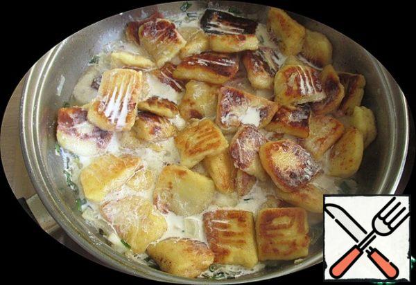 Add wine. As soon as the wine boils, put the dumplings in a frying pan, pour in the cream. Fry, stirring, until creamy consistency. Add salt to taste. Hold on the fire for another minute and remove from the heat.