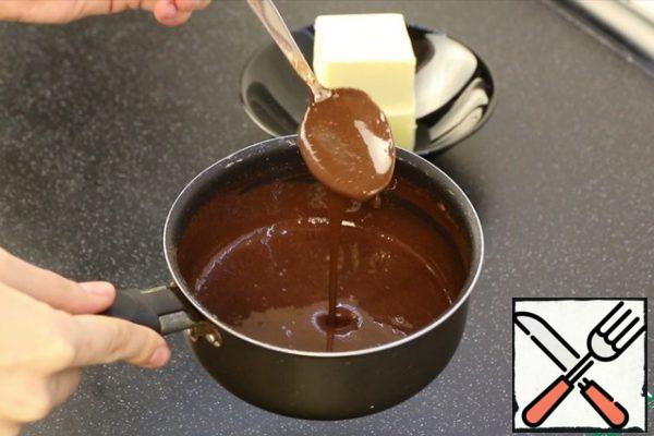 For the cream, you need to combine the yolks with condensed milk and cocoa (sifted). Cook on low-medium heat for 5-7 minutes. The mass should be about 60 degrees. Remove from the heat and allow to cool completely.
