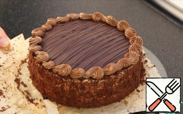 I put thin strips on top of the pastry bag (having previously set aside 2 tablespoons of chocolate), sprinkle the sides with biscuit crumbs, make a side of cream. I remove the strips of parchment and put the cake away for at least a couple of hours to soak, and preferably overnight.
The weight of the finished cake is 1,175 kg. Diameter 19 cm, height 7.