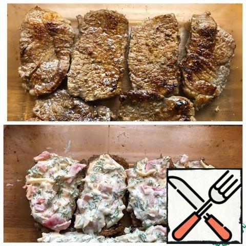 Put the fried chops in a baking tray or baking dish. Sprinkle them with salt and pepper. Put our cheese and tomato mass on top of the steaks. Put our chops in the oven for 20 minutes at 190 g.