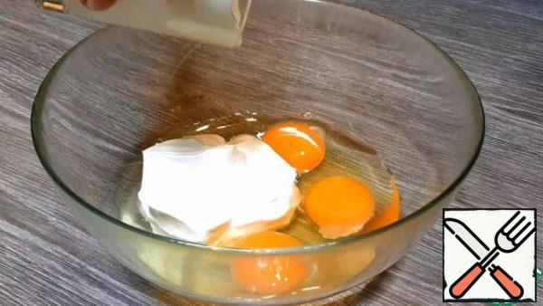 For the dough: beat the eggs, add salt, sour cream. Whisk for 1-2 minutes.