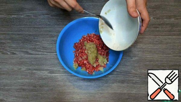 To make meatballs, mix minced meat with onion, salt, pepper and semolina.
