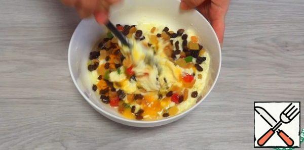 Add eggs, grated orange or lemon zest and a mixture of raisins and candied fruits (100-150 g). Raisins and candied fruits should be pre-soaked for 10 minutes in hot water, then dried. Mix it.