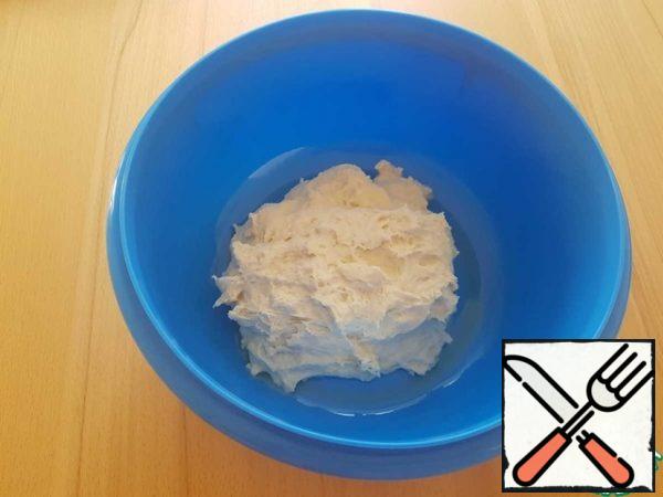 In the bowl or bowl of the mixer in which you will knead the dough, pour water. Pour in the yeast and leave to stand for a minute.
Add salt, olive oil, half the flour, and stir. I do this with a mixer, with a dough attachment.
Then add the rest of the flour, knead the dough.