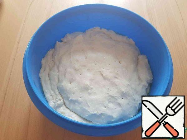The bowl in which the dough will fit, grease with olive oil or vegetable oil, put the dough there, cover with a towel and leave in a warm place for an hour, fit.Meanwhile, prepare the filling.Our dough came up.