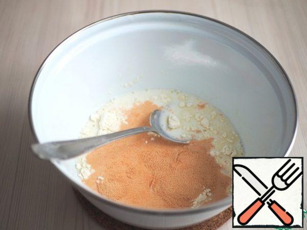Add warm milk (200 ml) to the bowl, add yeast (7 gr.). Take 2 tablespoons of the total flour and add to the milk - yeast mixture. Then take 1 tablespoon of the total sugar and add it to the milk - yeast mixture. Mix until well blended. Put the mixture in a warm place to dissolve the yeast.