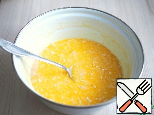 Then add the melted butter at room temperature (70 g), sour cream (2 tablespoons), add 1/2 teaspoon of salt, vegetable oil (1 tablespoon) and the remaining sugar. Mix the mixture well.