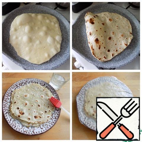 Heat the pan and spread the tortilla on it. As soon as the bubbles appear (see the photo), turn and fry on the other side, it seems to me even less than a minute. Pita bread does not need to be dried. The dough is very thin. Remove from the pan to a plate and brush each tortilla with water on both sides. Stored in a package. I put a plate of pita bread in a bag.