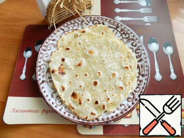We eat instead of bread or make some snacks. Here is a pita bread, very well torn and does not crumble!